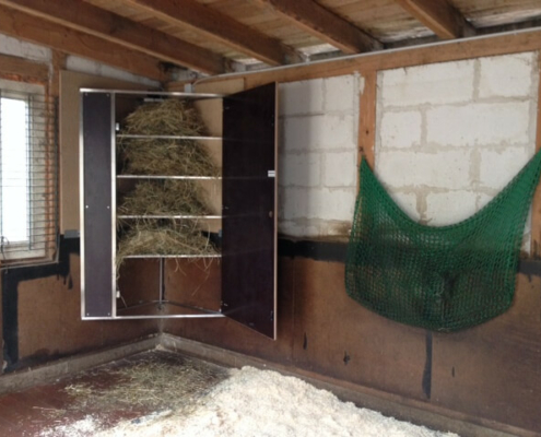 Heufutterstation mit mehreren Fächern zur portionierten Fütterung im Stall.