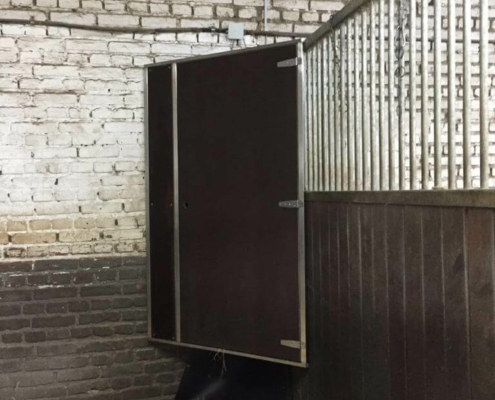 Eck- portionsraufe in einer Pferdebox.