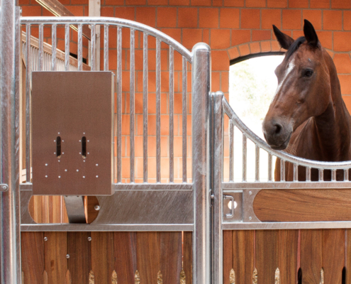 Powerfeeder 2 mit zwei getrennt steuerbaren Kammern und einem Pferd im Stall.