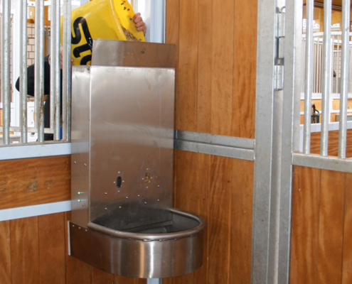 Befüllung des Powerfeeder-Systems mit einem 10 Liter Eimer im Stall.