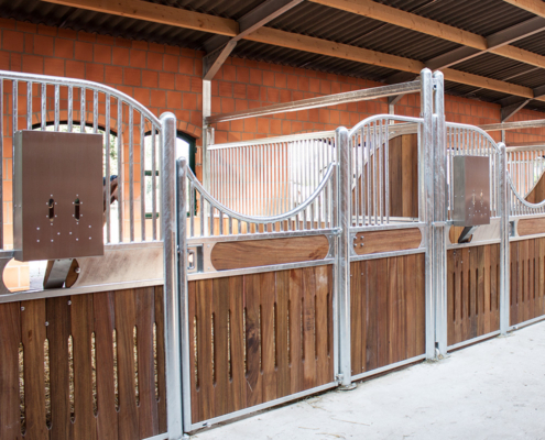 Powerfeeder 2, ein Kraftfutterautomat mit zwei Kammern, installiert in einem Stall.